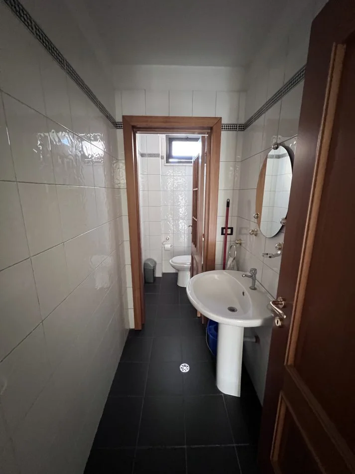 Tirane, jepet me qera zyre Kati 2, 99 m² 800 € (Rruga e Elbasanit)