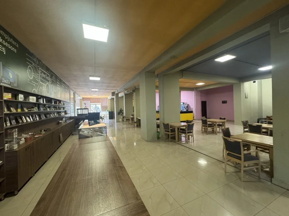 Tirane, jepet me qera lokal Kati 0, 510 m² 2.000 € (PRANE CASAITALIA)