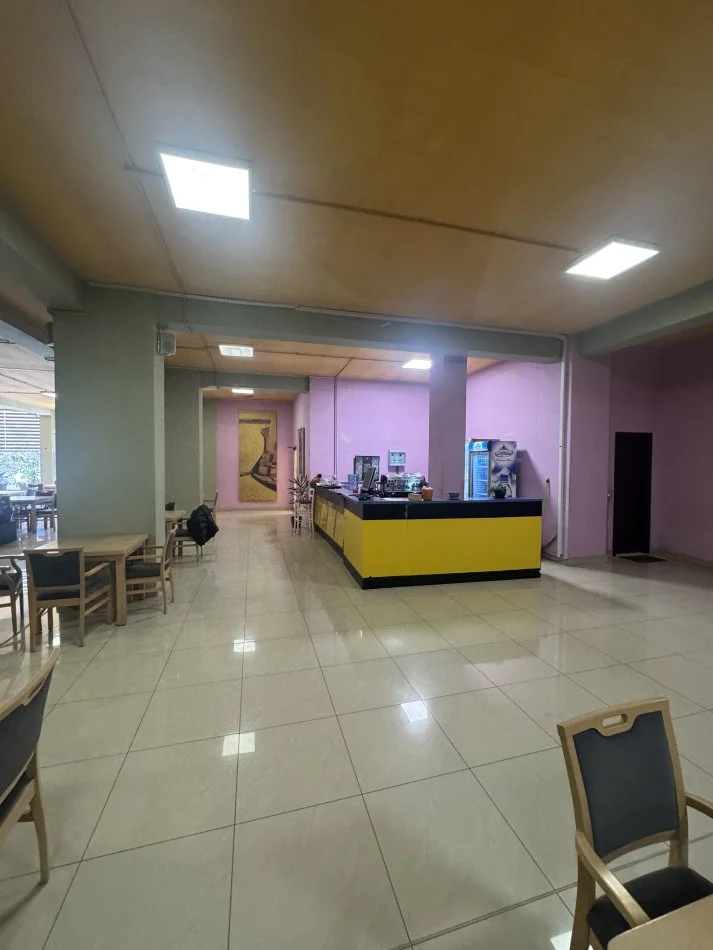 Tirane, jepet me qera lokal Kati 0, 510 m² 2.000 € (PRANE CASAITALIA)