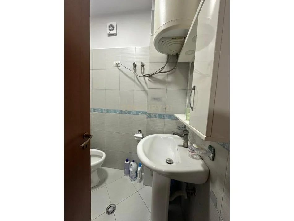 Tirane, jepet me qera apartament 2+1 Kati 5, 80 m² 630 € 