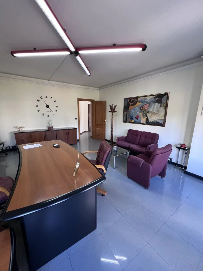 Tirane, jepet me qera zyre Kati 2, 99 m² 800 € (Rruga e Elbasanit)