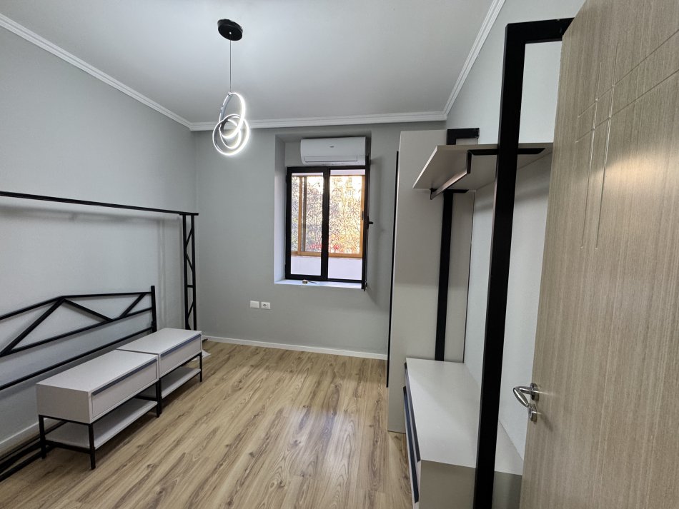 Tirane, jepet me qera apartament 1+1 Kati 2, 55 m² 850 € (Qender, Tek piramida)