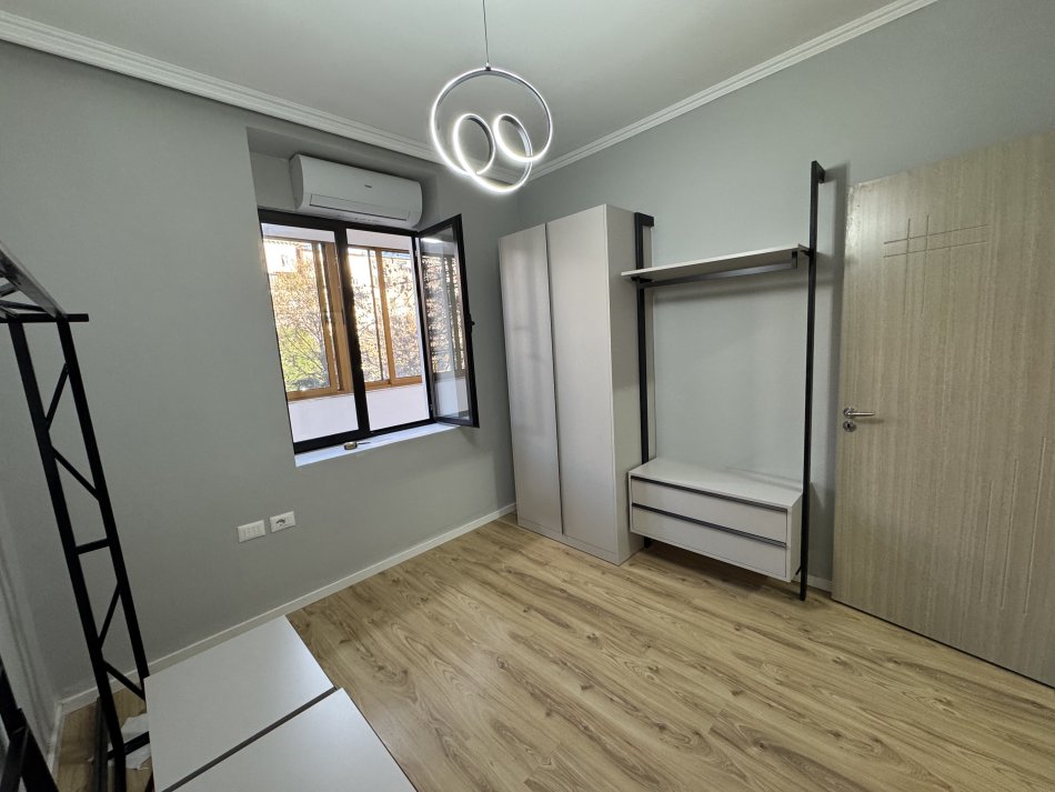 Tirane, jepet me qera apartament 1+1 Kati 2, 55 m² 850 € (Qender, Tek piramida)