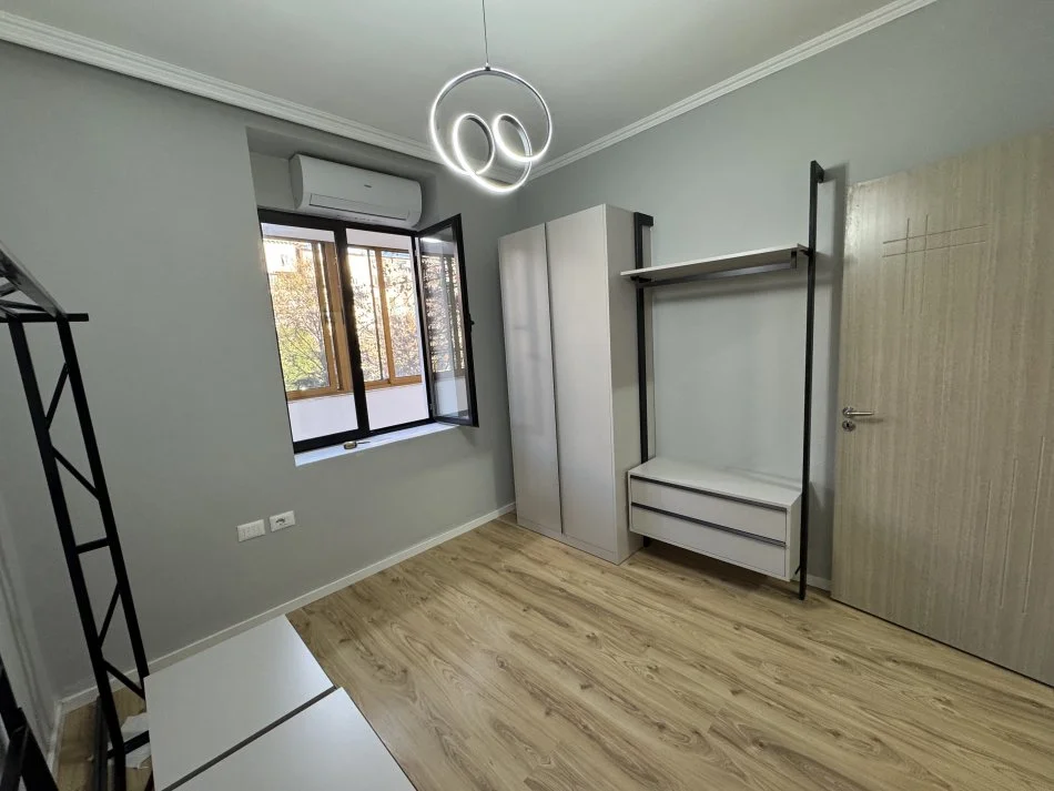 Tirane, jepet me qera apartament 1+1 Kati 2, 55 m² 850 € (Qender, Tek piramida)