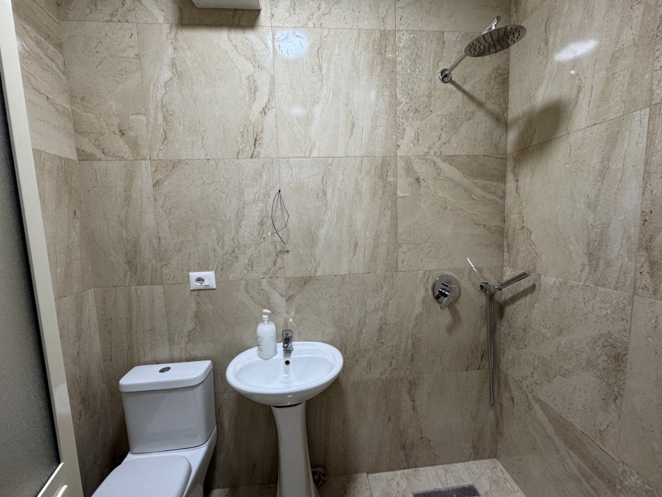 Tirane, jepet me qera apartament 1+1 Kati 2, 55 m² 850 € (Qender, Tek piramida)