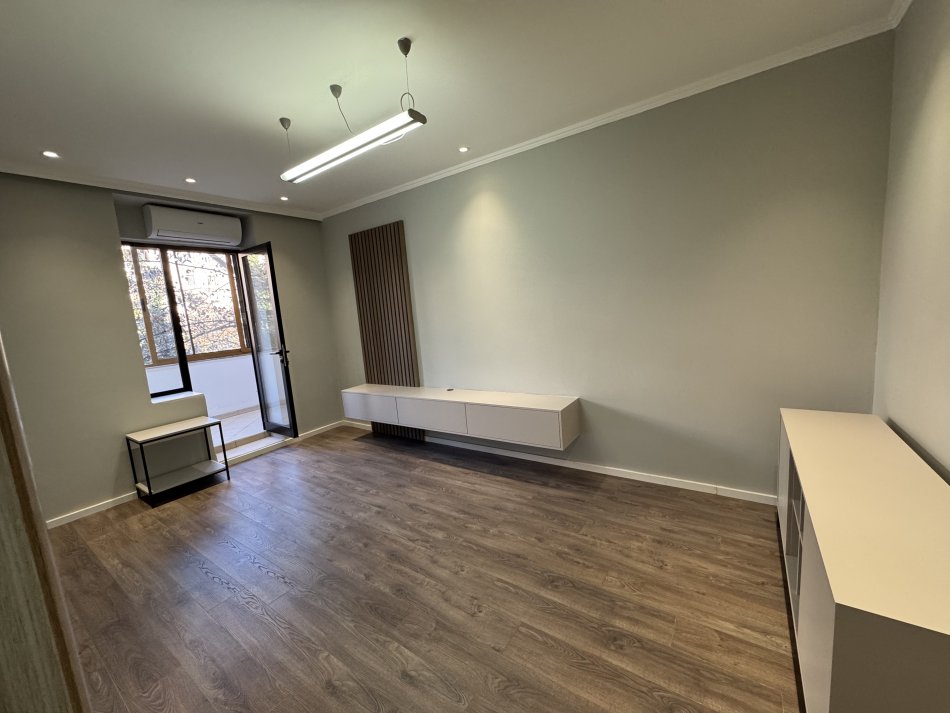 Tirane, jepet me qera apartament 1+1 Kati 2, 55 m² 850 € (Qender, Tek piramida)