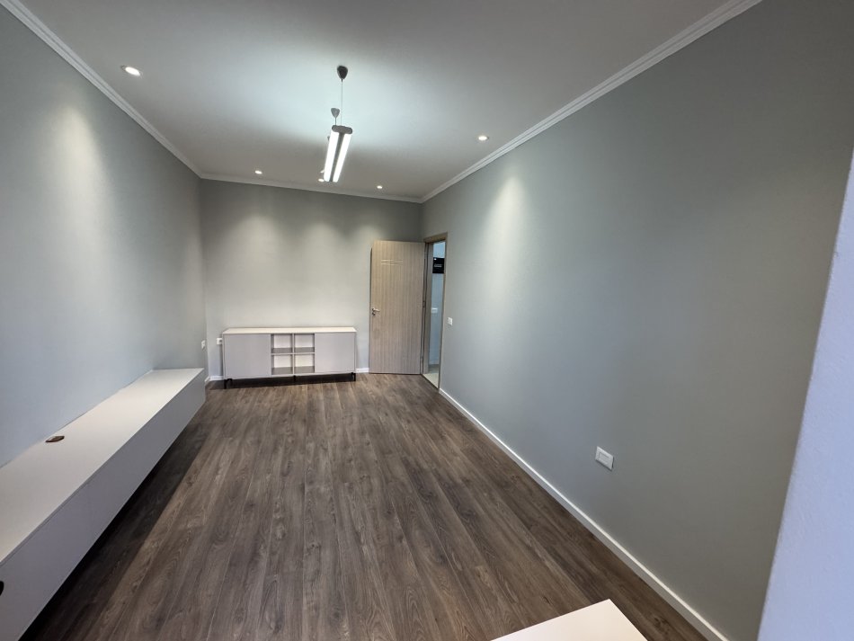 Tirane, jepet me qera apartament 1+1 Kati 2, 55 m² 850 € (Qender, Tek piramida)