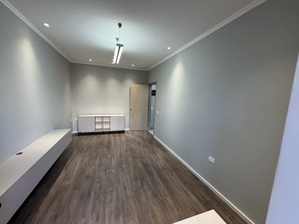 Tirane, jepet me qera apartament 1+1 Kati 2, 55 m² 850 € (Qender, Tek piramida)