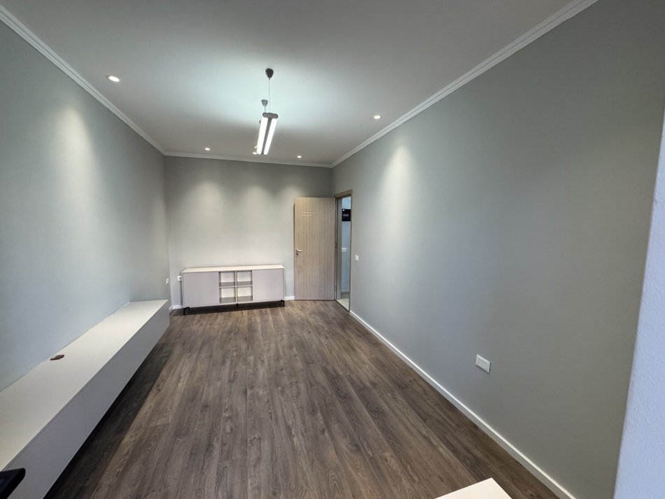 Tirane, jepet me qera apartament 1+1 Kati 2, 55 m² 850 € (Qender, Tek piramida)