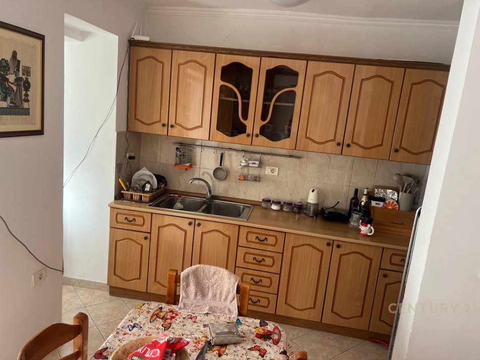 Tirane, jepet me qera apartament 2+1 Kati 2, 67 m² 450 € 