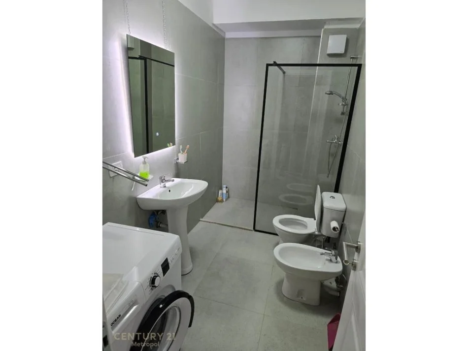 Tirane, jepet me qera apartament 2+1 Kati 5, 75 m² 700 € 