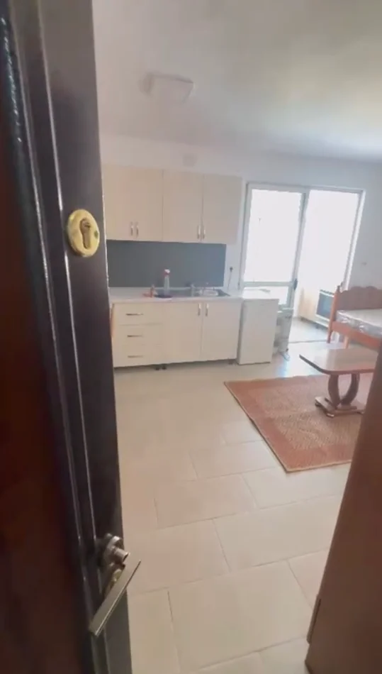 Tirane, jepet me qera garsonier Kati 3, 35 m² 350 € (Kryqezimi i 5 Majit)