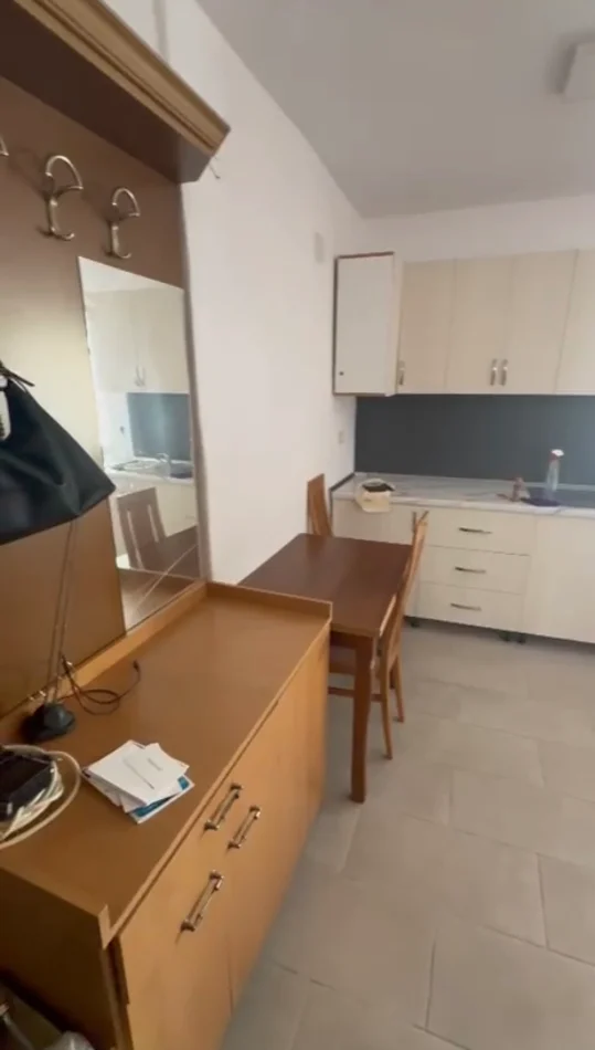 Tirane, jepet me qera garsonier Kati 3, 35 m² 350 € (Kryqezimi i 5 Majit)