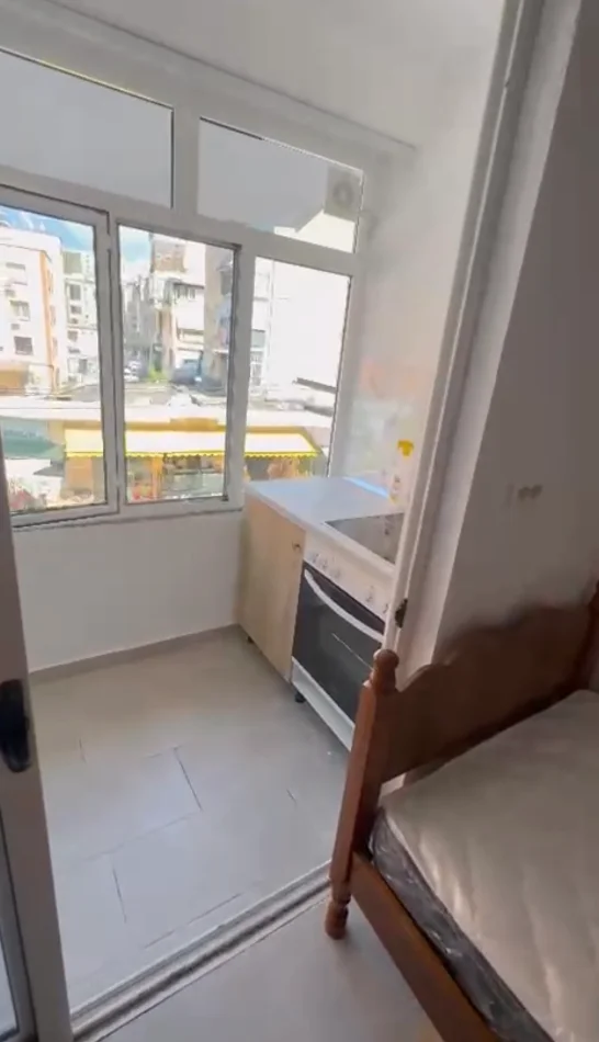 Tirane, jepet me qera garsonier Kati 3, 35 m² 350 € (Kryqezimi i 5 Majit)