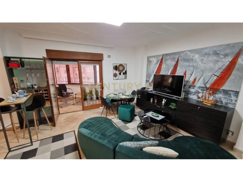 Tirane, jepet me qera apartament 2+1 Kati 4, 80 m² 750 € 