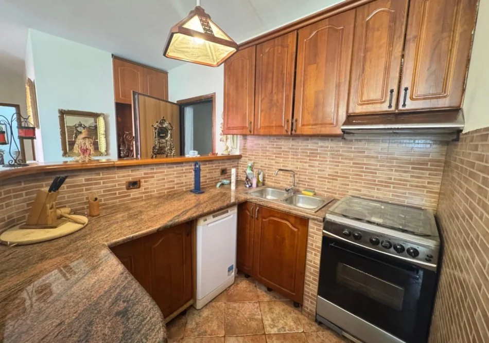 Tirane, jepet me qera apartament 2+1+Ballkon Kati 5, 160 m² 600 € (Gjykata e Apelit, Tirane)