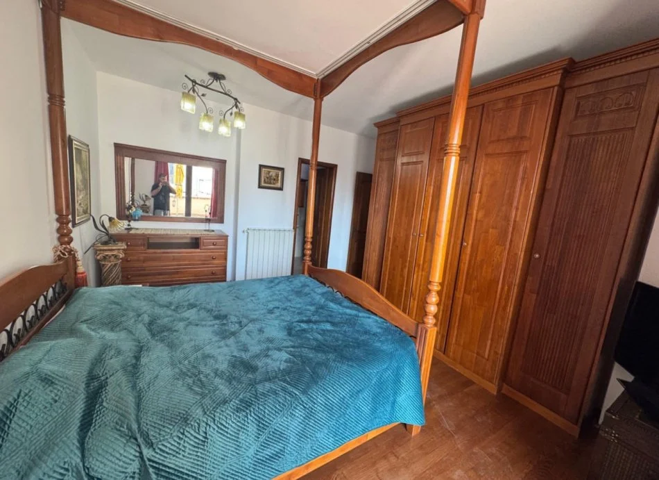 Tirane, jepet me qera apartament 2+1+Ballkon Kati 5, 160 m² 600 € (Gjykata e Apelit, Tirane)