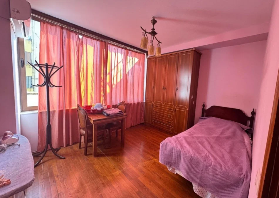 Tirane, jepet me qera apartament 2+1+Ballkon Kati 5, 160 m² 600 € (Gjykata e Apelit, Tirane)