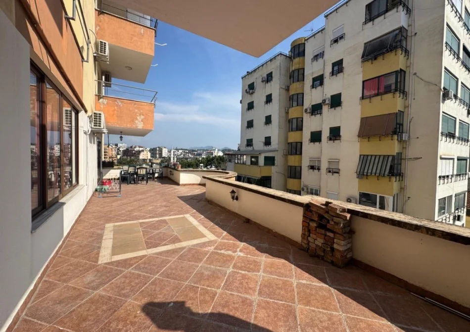 Tirane, jepet me qera apartament 2+1+Ballkon Kati 5, 160 m² 600 € (Gjykata e Apelit, Tirane)