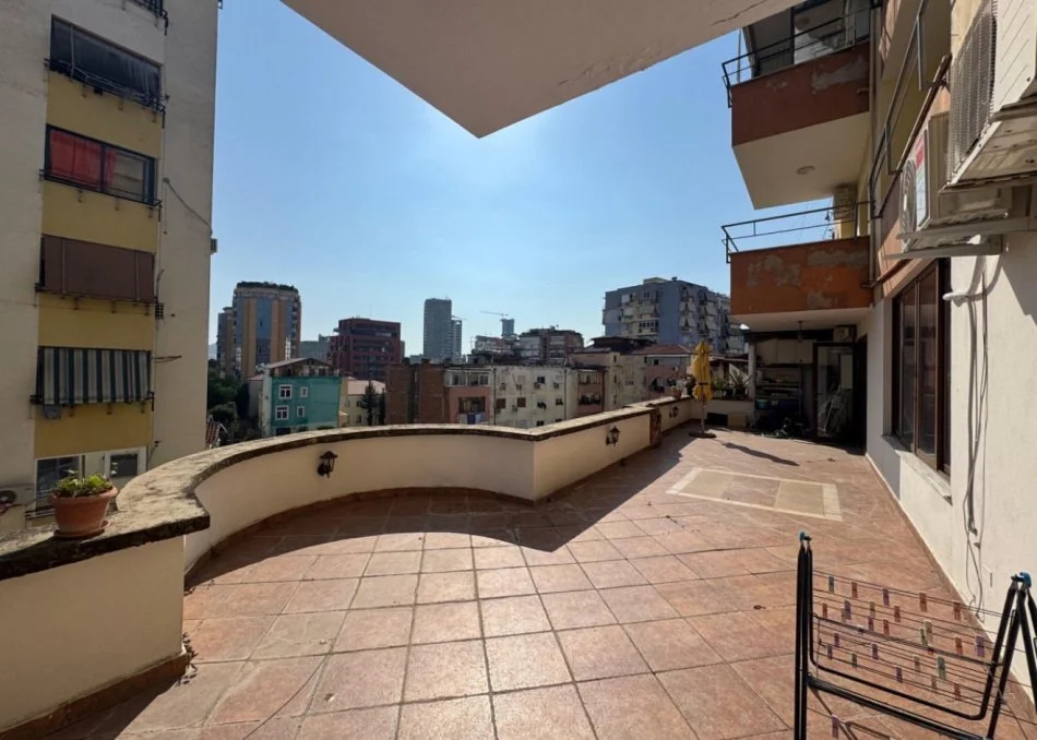 Tirane, jepet me qera apartament 2+1+Ballkon Kati 5, 160 m² 600 € (Gjykata e Apelit, Tirane)