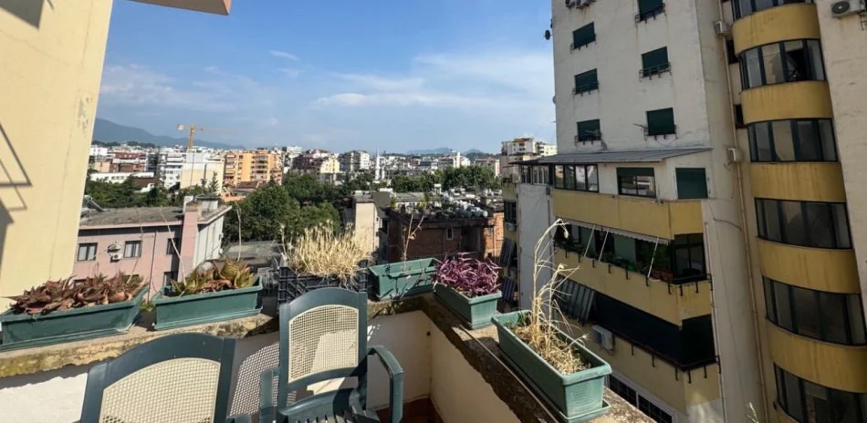 Tirane, jepet me qera apartament 2+1+Ballkon Kati 5, 160 m² 600 € (Gjykata e Apelit, Tirane)