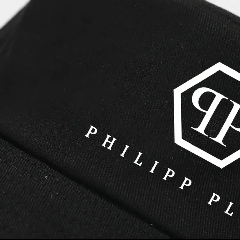 Tirane, shes Kapele Plazhi Unisex Philipp Plein – Stili që Tërheq Vëmendjen! 🏖 15 €