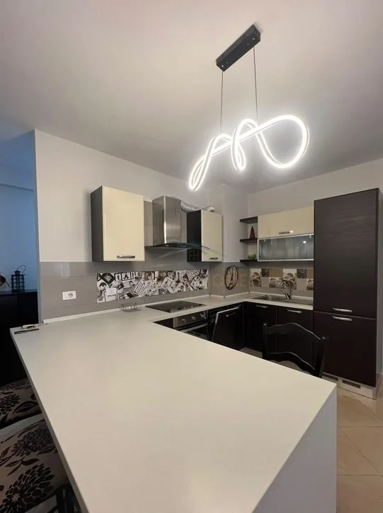 Tirane, jepet me qera apartament 2+1 Kati 2, 98 m² 700 € (Kodra diellit)