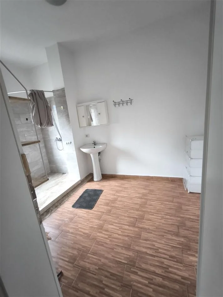 Tirane, jepet me qera shtepi 1+1+Ballkon , 85 m² 320 € (Kodra e Priftit)