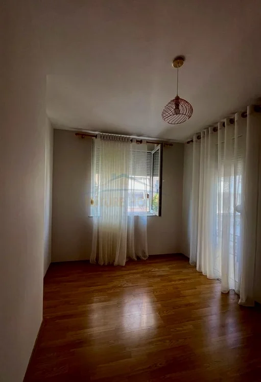 Tirane, jepet me qera apartament 2+1 Kati 2, 98 m² 700 € (Kodra diellit)