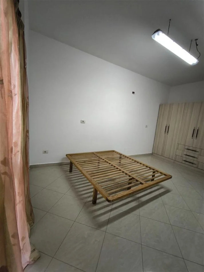 Tirane, jepet me qera shtepi 1+1+Ballkon , 85 m² 320 € (Kodra e Priftit)
