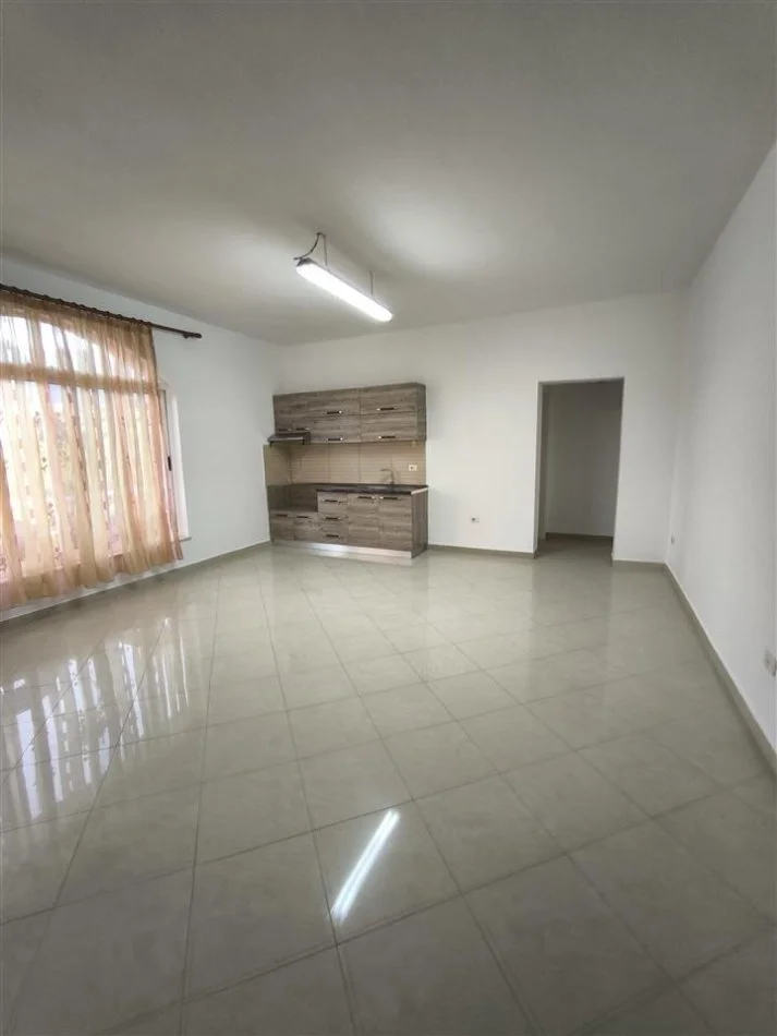 Tirane, jepet me qera shtepi 1+1+Ballkon , 85 m² 320 € (Kodra e Priftit)