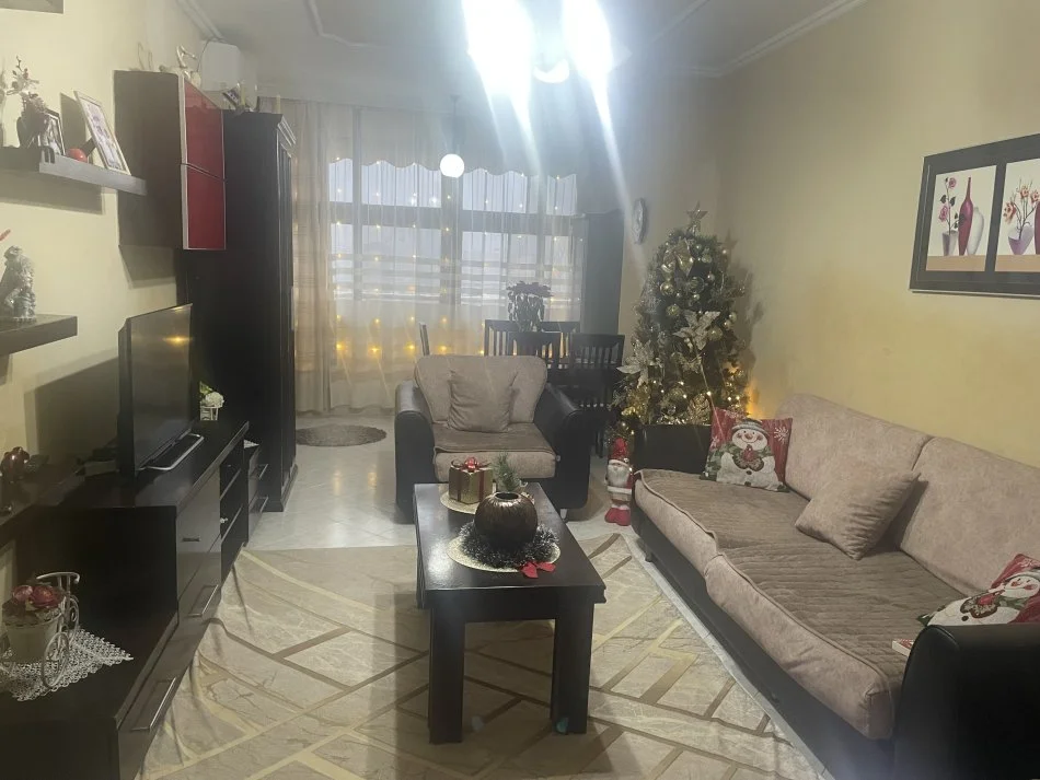 Tirane, jepet me qera apartament 3+1 Kati 7, 85 m² (Gjergj Legisi)