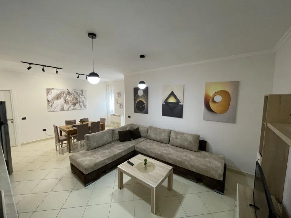 Tirane, jepet me qera apartament 1+1+Aneks+Ballkon Kati 4, 70 m² 700 € (Rruga Kosovareve)