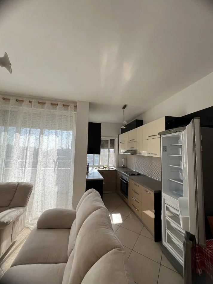 Durres, jepet me qera apartament 2+1+Ballkon Kati 8, 100 m² 350 € 