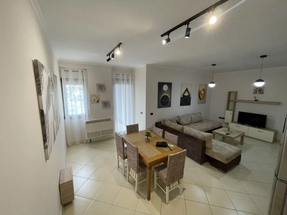 Tirane, jepet me qera apartament 1+1+Aneks+Ballkon Kati 4, 70 m² 700 € (Rruga Kosovareve)