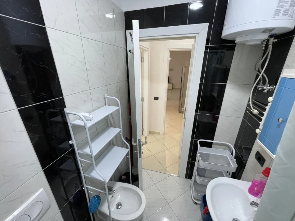 Tirane, jepet me qera apartament 1+1+Aneks+Ballkon Kati 4, 70 m² 700 € (Rruga Kosovareve)