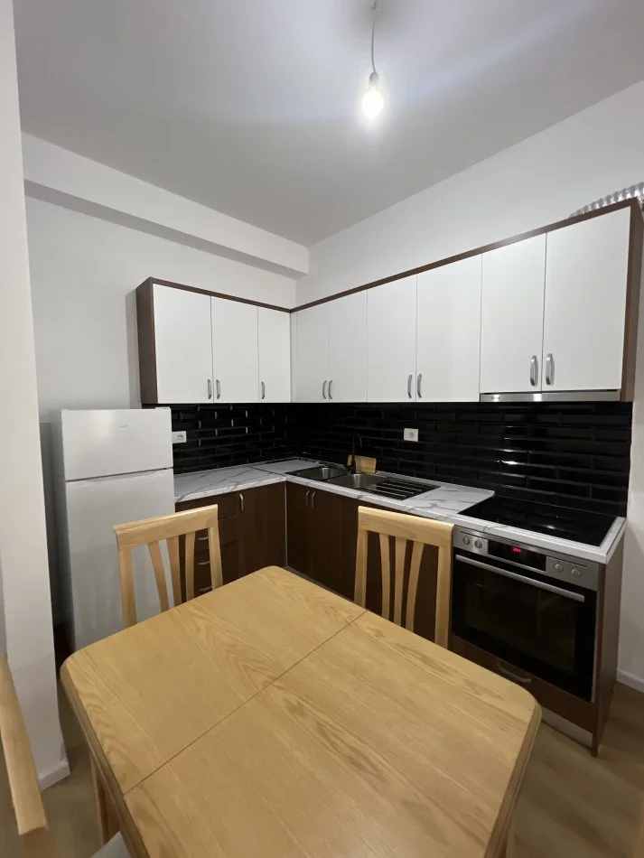 Tirane, jepet me qera apartament 2+1 Kati 3, 100 m² 500 € (Ali demi)