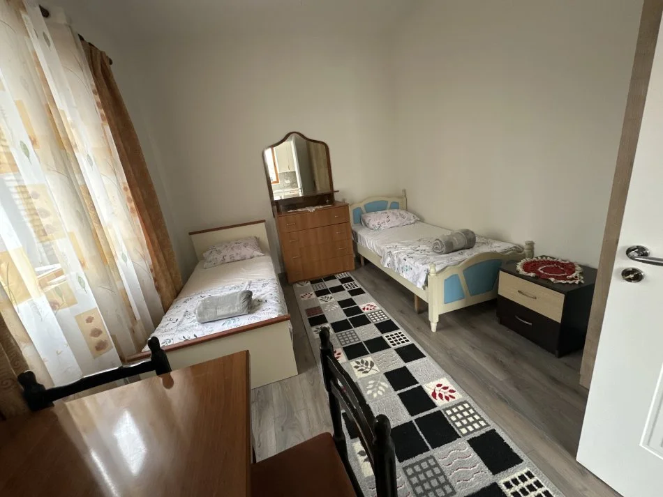 Tirane, jepet me qera shtepi 1+1 Kati 1, 40 m² 450 € (rruga at zef pellumbi)