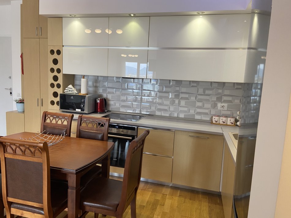 Tirane, jepet me qera apartament 2+1+Ballkon Kati 3, 97 m² (Kopeshti Botanik)