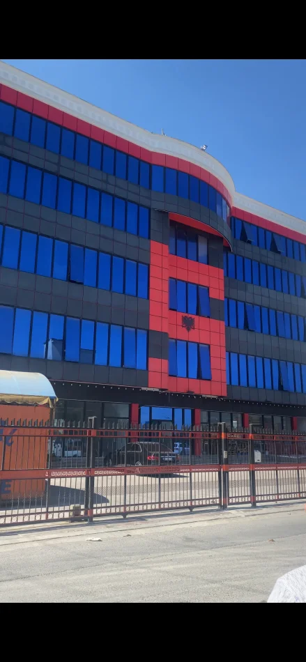 Tirane, jepet me qera ambjent biznesi Kati 3, 3.300 m² 6.000 € (Laknas afer me Airport Ne Rinas)