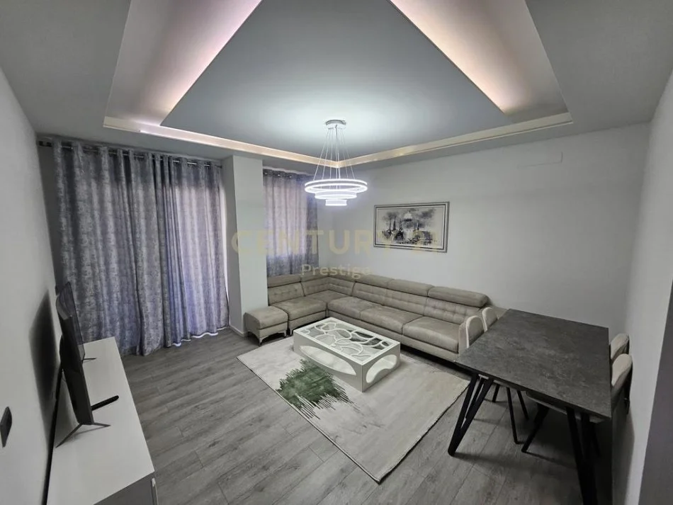 Tirane, jepet me qera apartament 2+1 Kati 2, 120 m² 1.100 € 