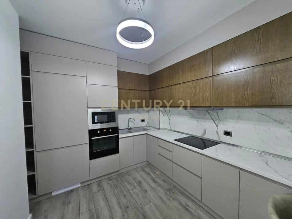 Tirane, jepet me qera apartament 2+1 Kati 2, 120 m² 1.100 € 