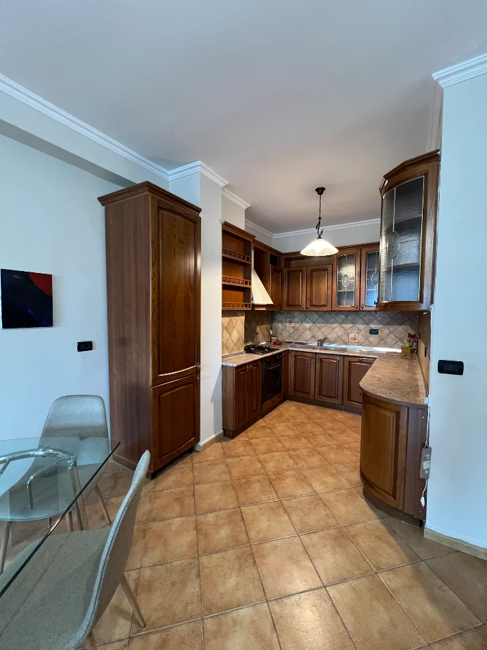 Jepet  me qera apartament 2+1+2 +Ballkon te Ish Parku Kati 9, 110 m² 600 € (Rruga Ndre Mjeda)