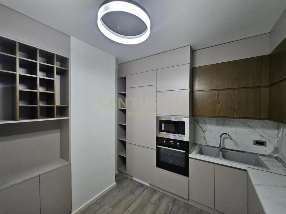 Tirane, jepet me qera apartament 2+1 Kati 2, 120 m² 1.100 € 