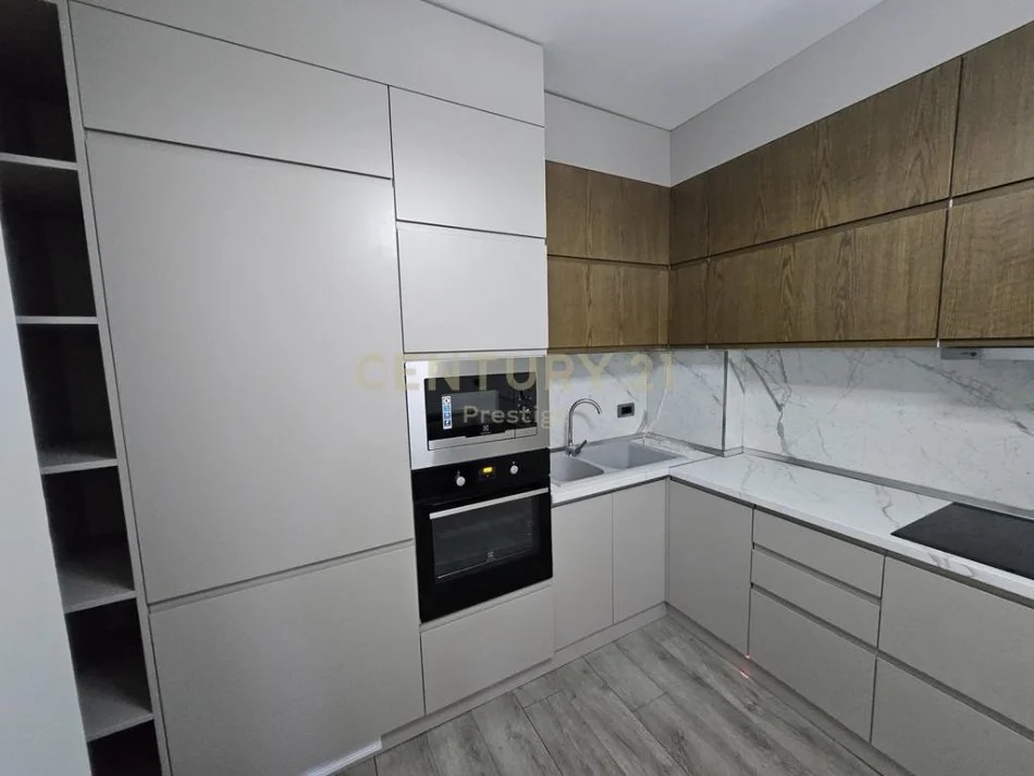 Tirane, jepet me qera apartament 2+1 Kati 2, 120 m² 1.100 € 