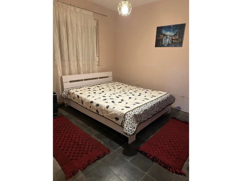 Tirane, jepet me qera apartament 2+1 Kati 1, 75 m² 400 € (Bllok)