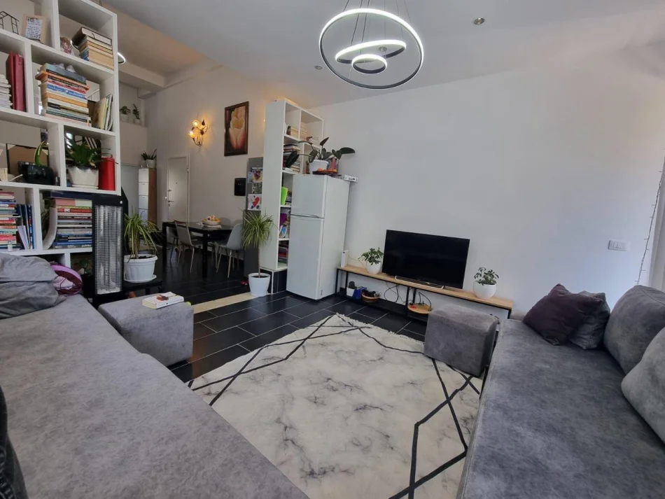 Tirane, shitet garazh | post parkimi Kati 1, 90 m² 130.000 € (Dupleks 2 1 Selite)