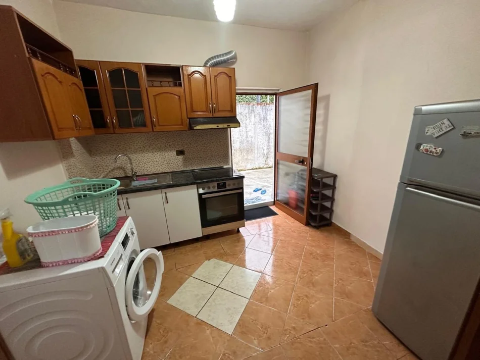 Tirane, apartament 1+1 Kati 1, 40 m² 300 € (Rruga Jordan Misja)