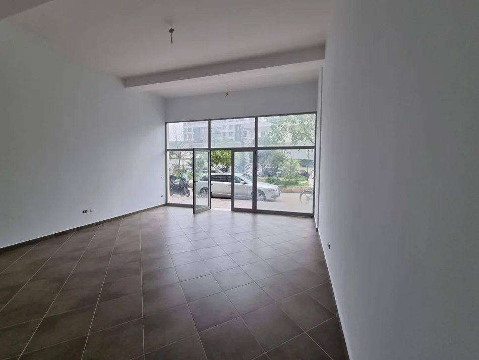 Tirane, jepet me qera ambjent biznesi Kati 1, 52 m² 400 € (Rruga Sokrat Miho)