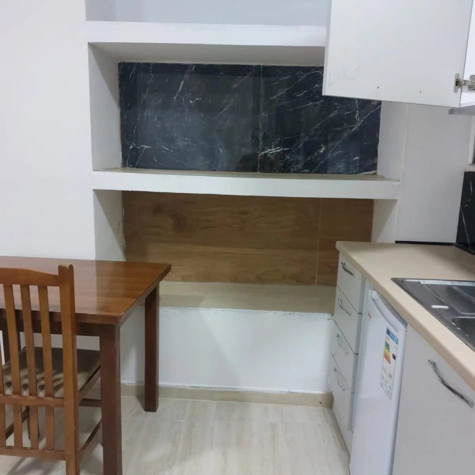 Tirane, jepet me qera apartament 1+1 Kati 1, 30 m² 250 € (Rruga Arben Broci)